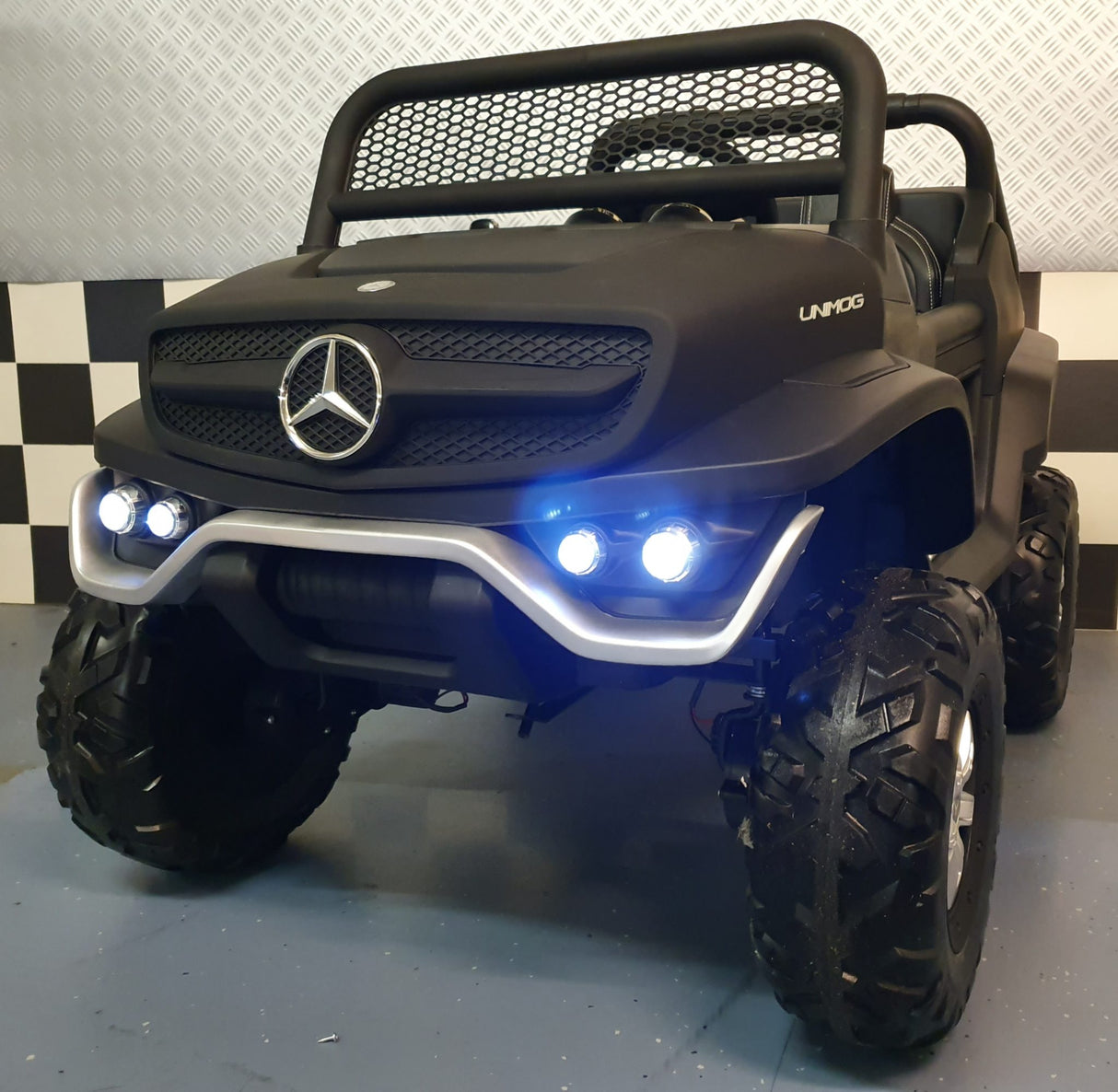 2-personers Mercedes elektrisk børnebil Unimog 4 hjulstræk mat sort