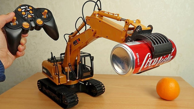 HUINA 1570 1:14 2.4GHz 16CH RC Alloy Log Grabber Truck - RTR - YELLOW