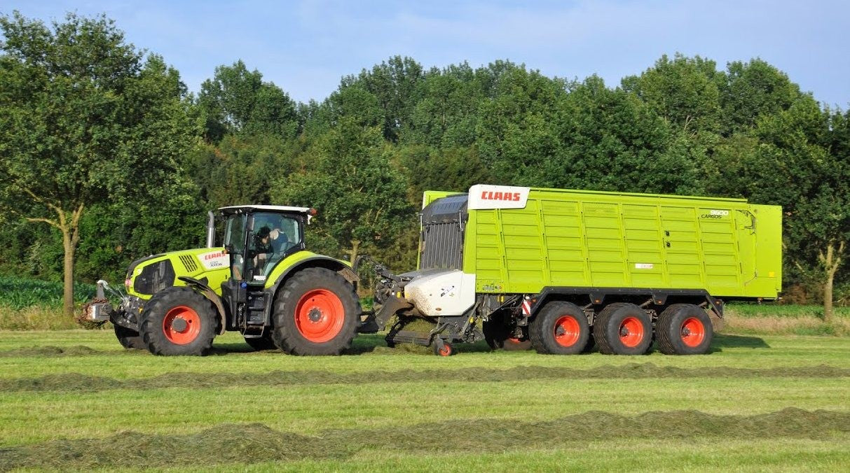 Stor flot fjernstyet Traktor med tippevogn / trailer - Claas Axion 870