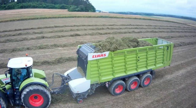 Stor flot fjernstyet Traktor med tippevogn / trailer - Claas Axion 870
