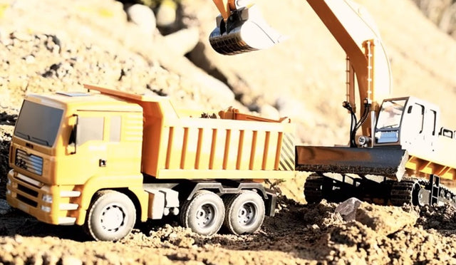 Fjernstyret lastbil med tiplad - fuld styrbar m. LED lys