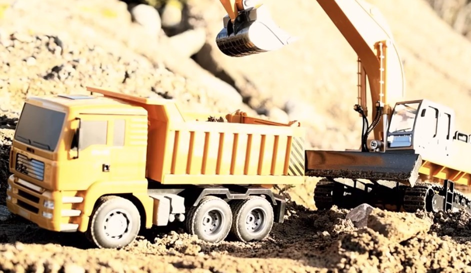 Fjernstyret lastbil med tiplad - fuld styrbar m. LED lys