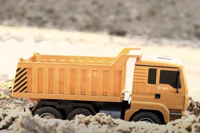 Fjernstyret lastbil med tiplad - fuld styrbar m. LED lys