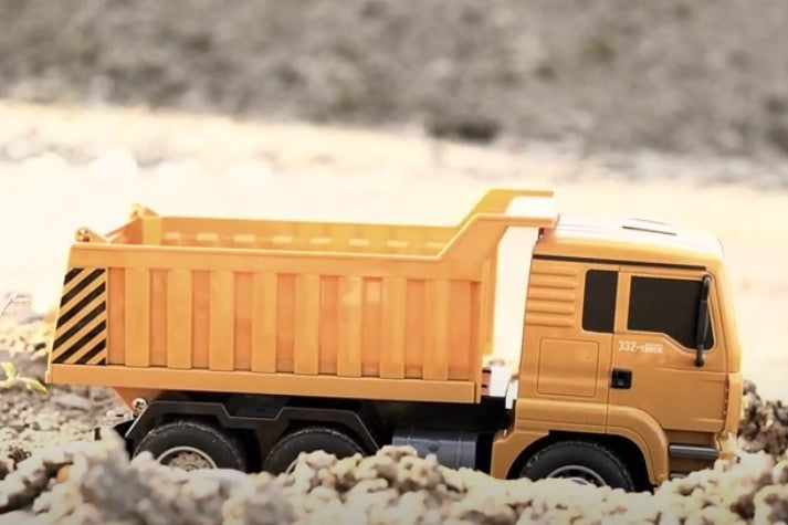 Fjernstyret lastbil med tiplad - fuld styrbar m. LED lys