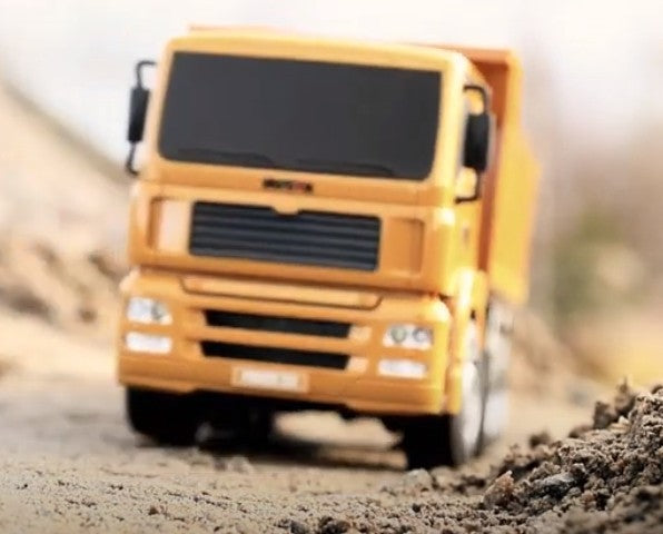 Fjernstyret lastbil med tiplad - fuld styrbar m. LED lys