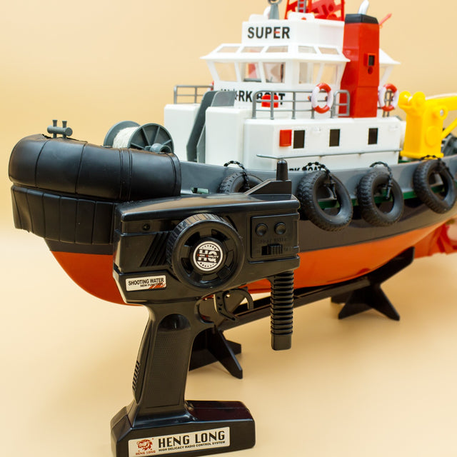Fjernstyret slæbe- og brandslukningsbåd - med vandsprøjte!