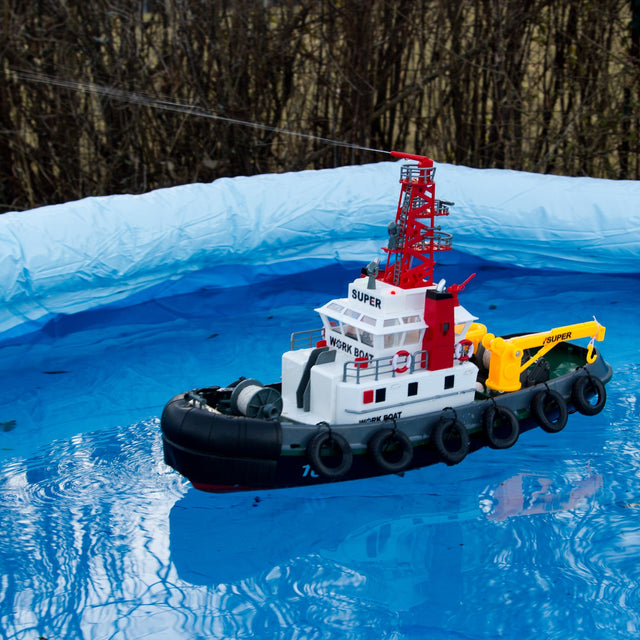 Fjernstyret slæbe- og brandslukningsbåd - med vandsprøjte!