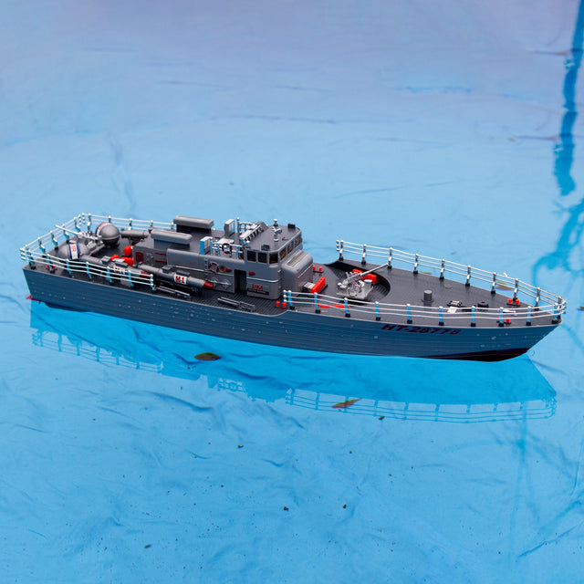 Stor fjernstyret torpedobåd