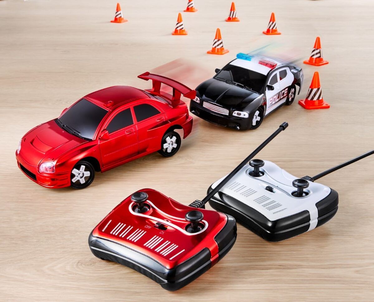 2 fjernstyrede biler - drift- og politibil med lys og lyd
