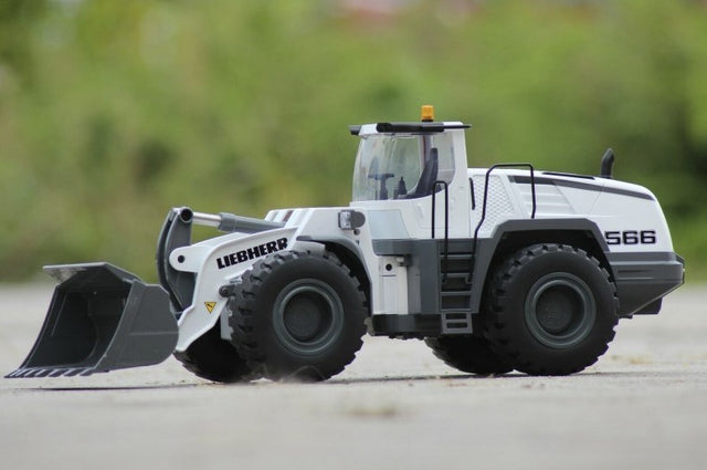 Huina 1583 - Liebherr 586 XPower - Stor metal fjernstyret gummiged
