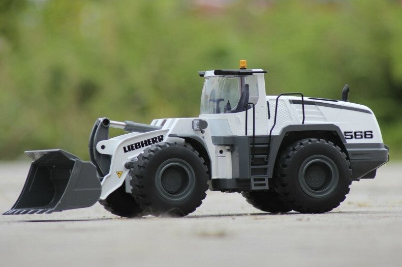 Huina 1583 - Liebherr 586 XPower - Stor metal fjernstyret gummiged
