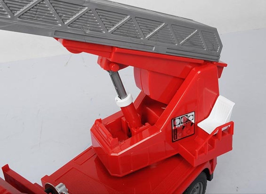 Fjernstyret Mercedes brandbil m. rigtig vandsprøjte og styrbar stige