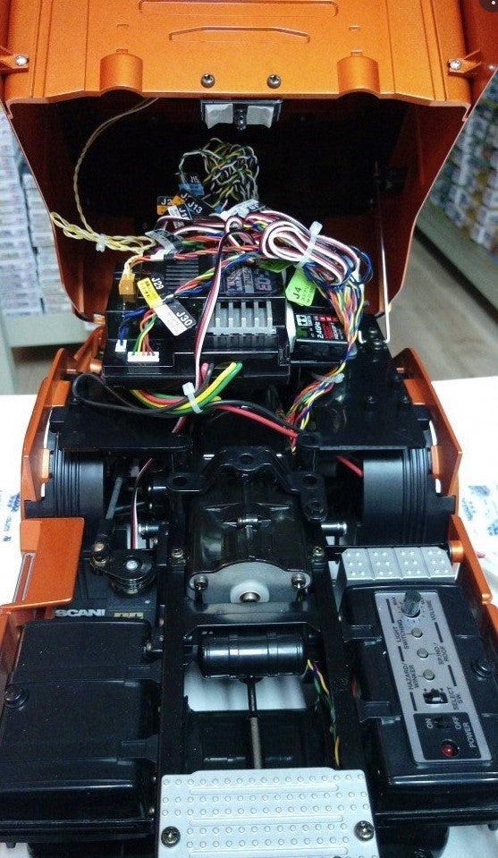 Tamiya 1:14 R/C FULL OPTION - SCANIA R620 METAL ORANGE 23689