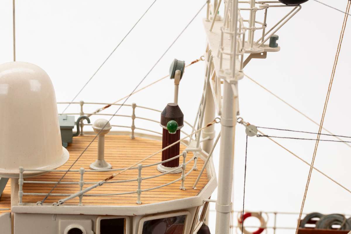 1:45 Calypso plastic hull (red hat edition) Photo