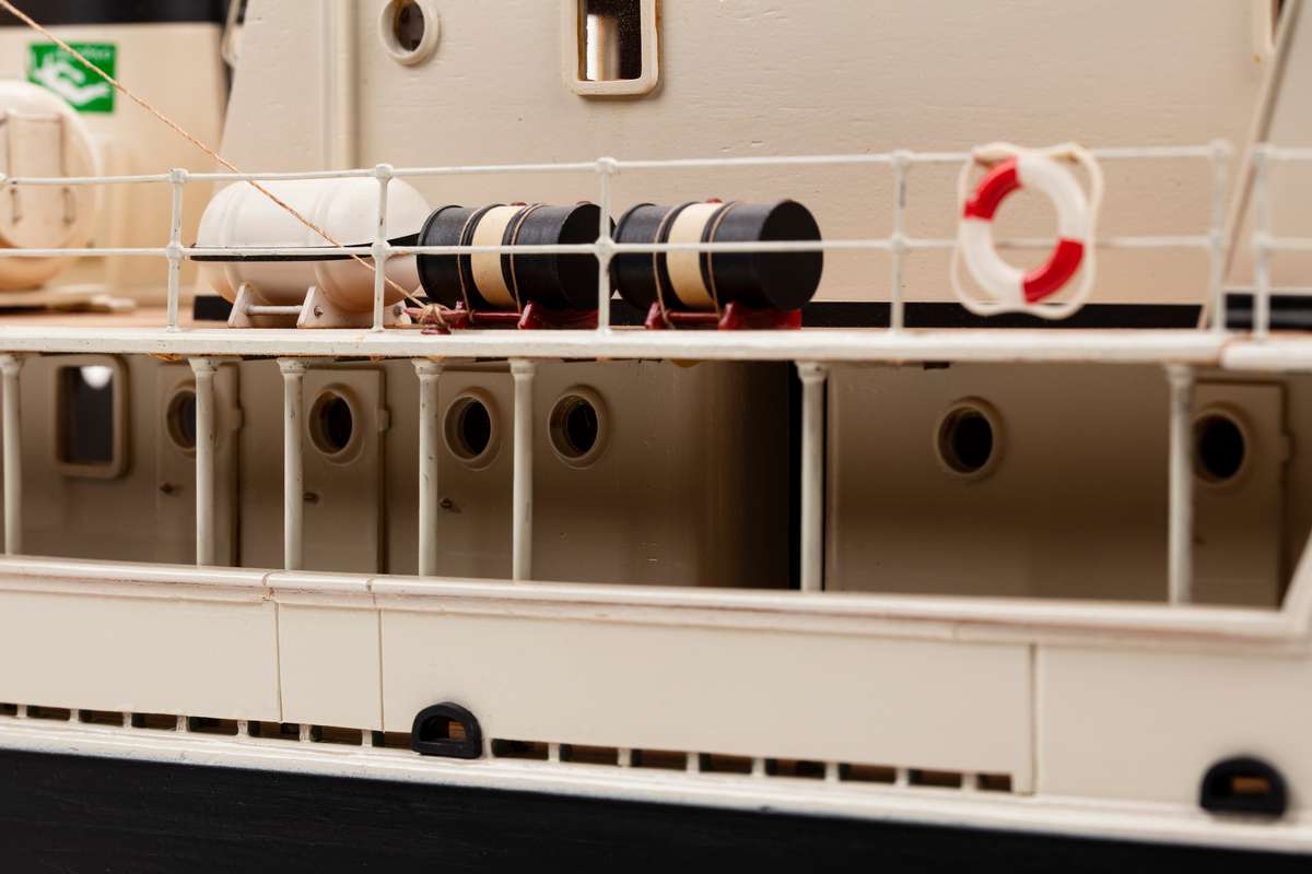1:45 Calypso plastic hull (red hat edition) Photo