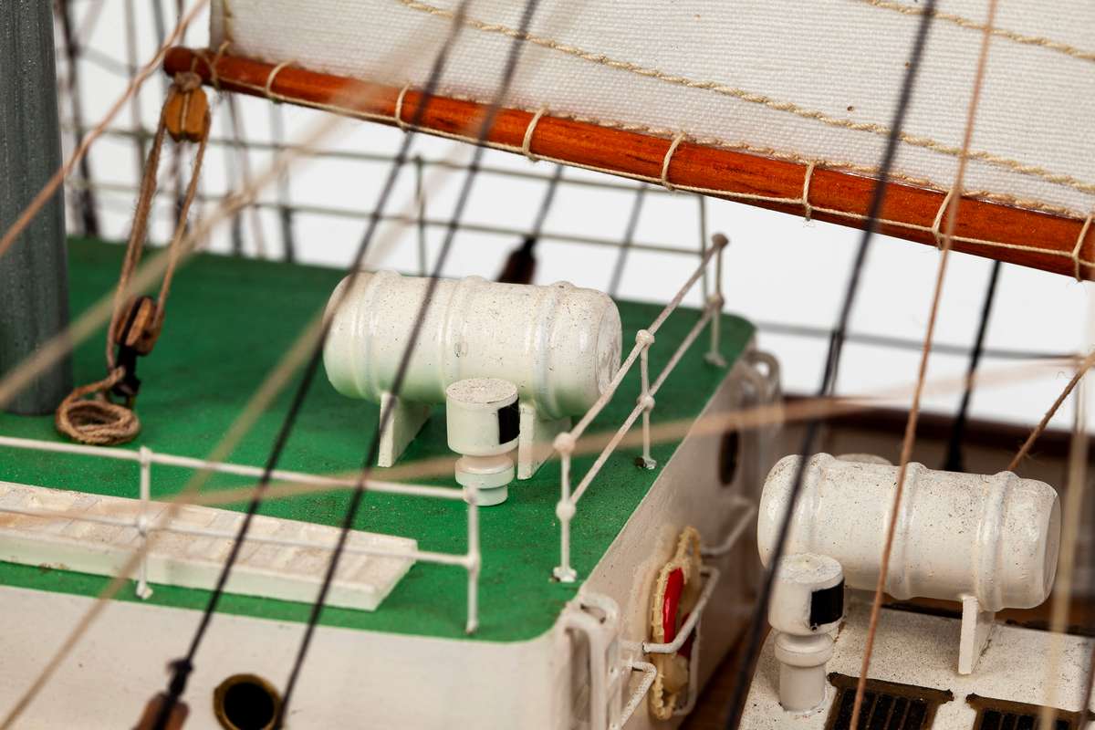 1:75 Sir Winston Churchill -Wooden hull