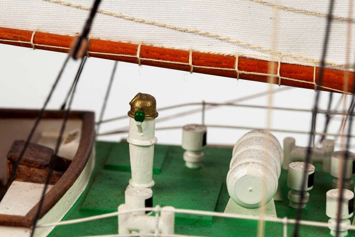 1:75 Sir Winston Churchill -Wooden hull