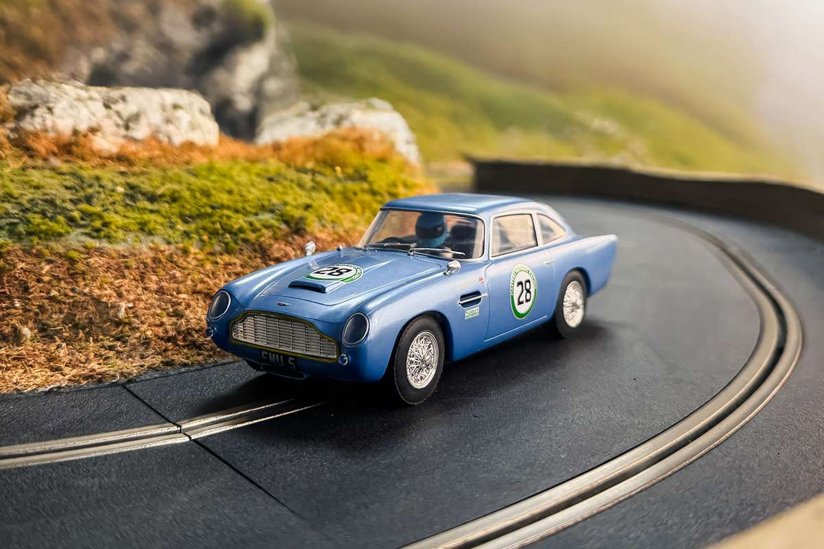 Aston Martin DB5, blue/yellow, Historic GT Racing