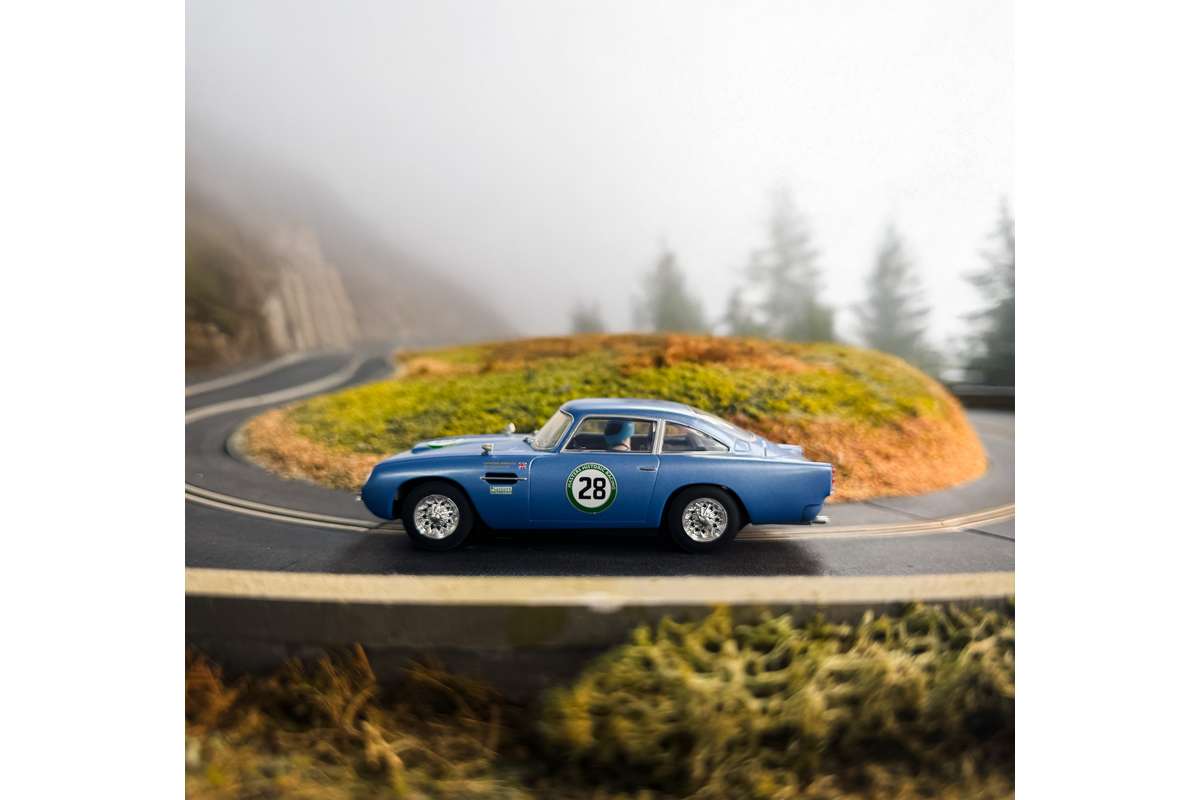 Aston Martin DB5, blue/yellow, Historic GT Racing
