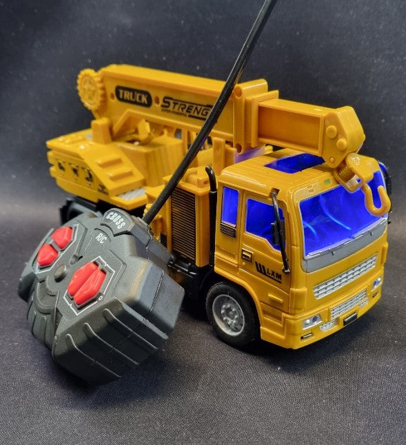 Lille fjernstyret kranbil med lys