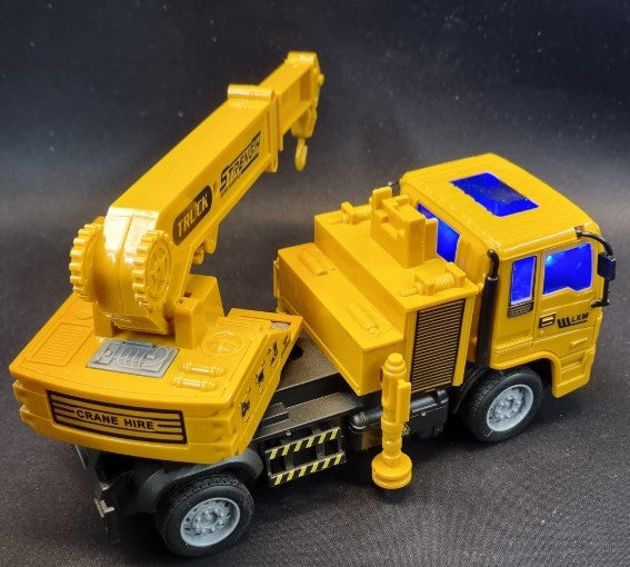 Lille fjernstyret kranbil med lys