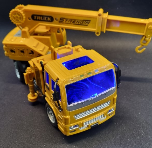 Lille fjernstyret kranbil med lys