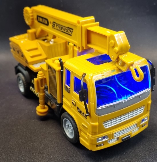 Lille fjernstyret kranbil med lys