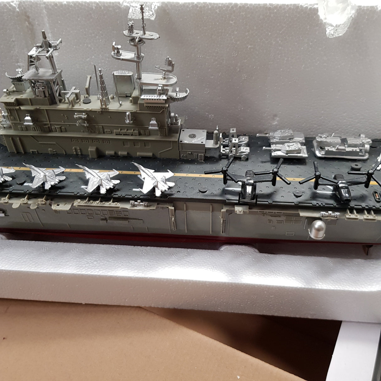 OBS DEMO USS Wasp - stort fjernstyret helikopter hangarskib u. fjernbetjening/batteri