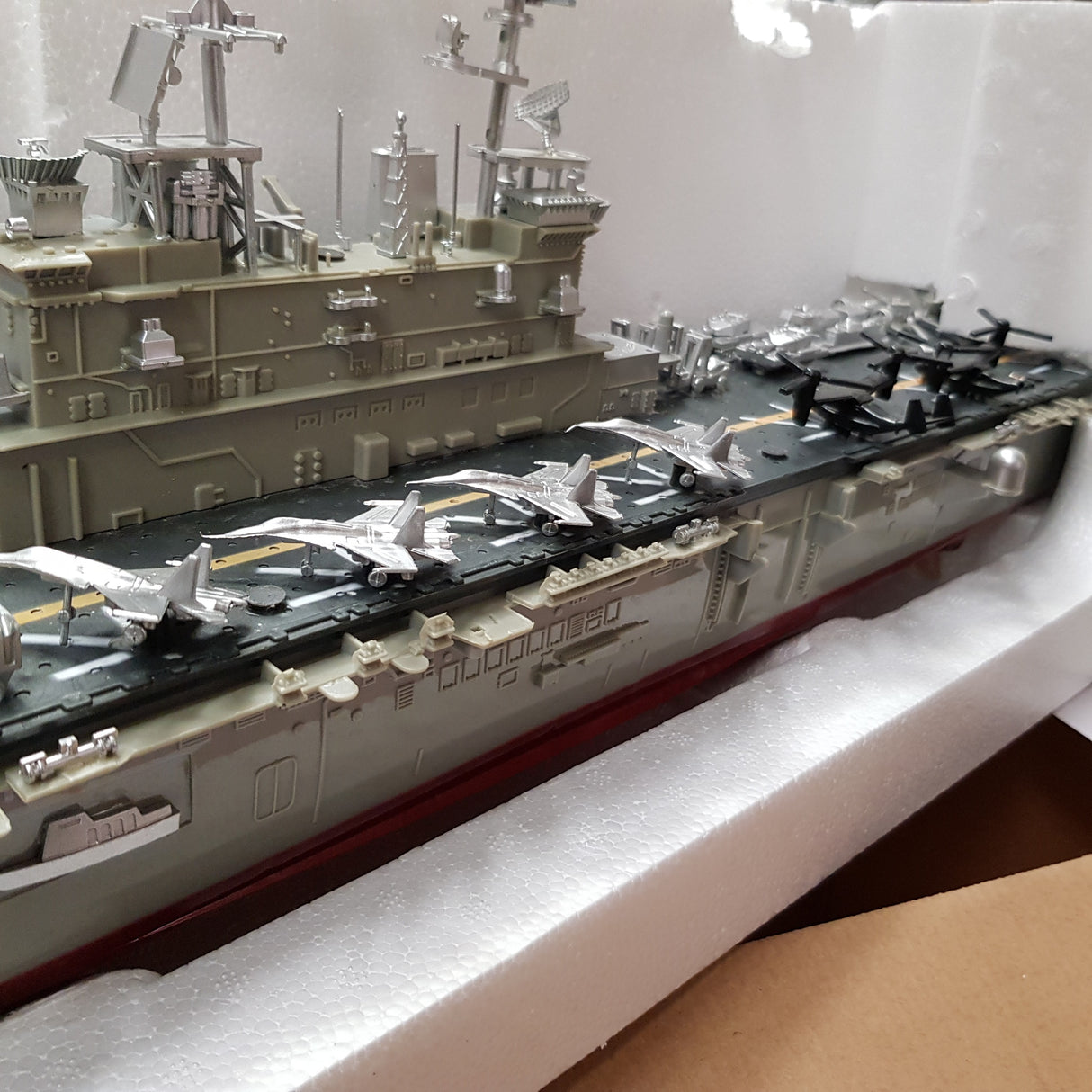 OBS DEMO USS Wasp - stort fjernstyret helikopter hangarskib u. fjernbetjening/batteri