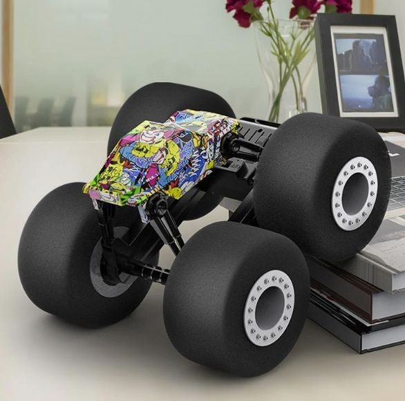 Vild fjernstyret stunt Monster bil med store dæk - inkl. batteri og lader