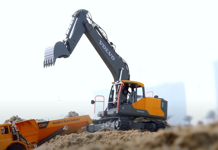 Stor fjernstyret rendegraver efter Volvo maskine