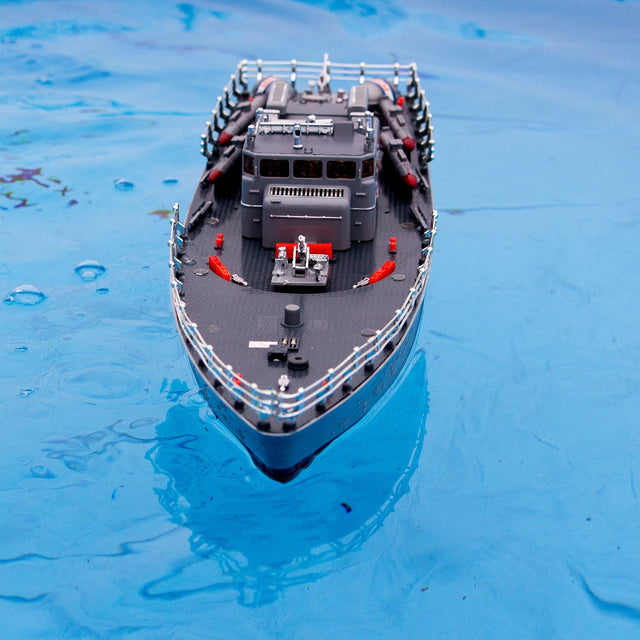 Stor fjernstyret torpedobåd