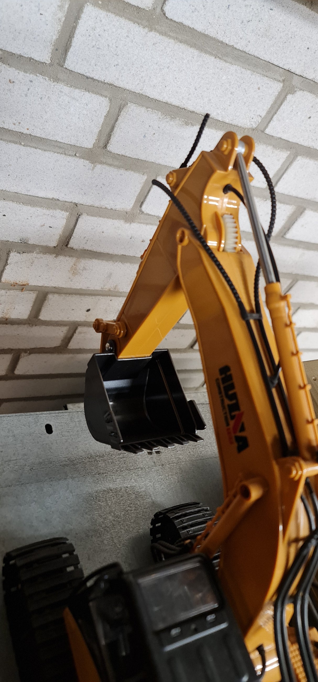 DEMO - Fjernstyret gravemaskine m. skraber, lys og lyd - 11 funktioner!