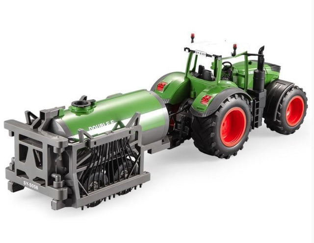 Stor fjernstyret traktor med sprøjtevogn