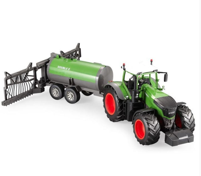 Stor fjernstyret traktor med sprøjtevogn