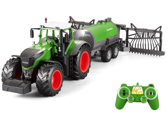 Stor fjernstyret traktor med sprøjtevogn