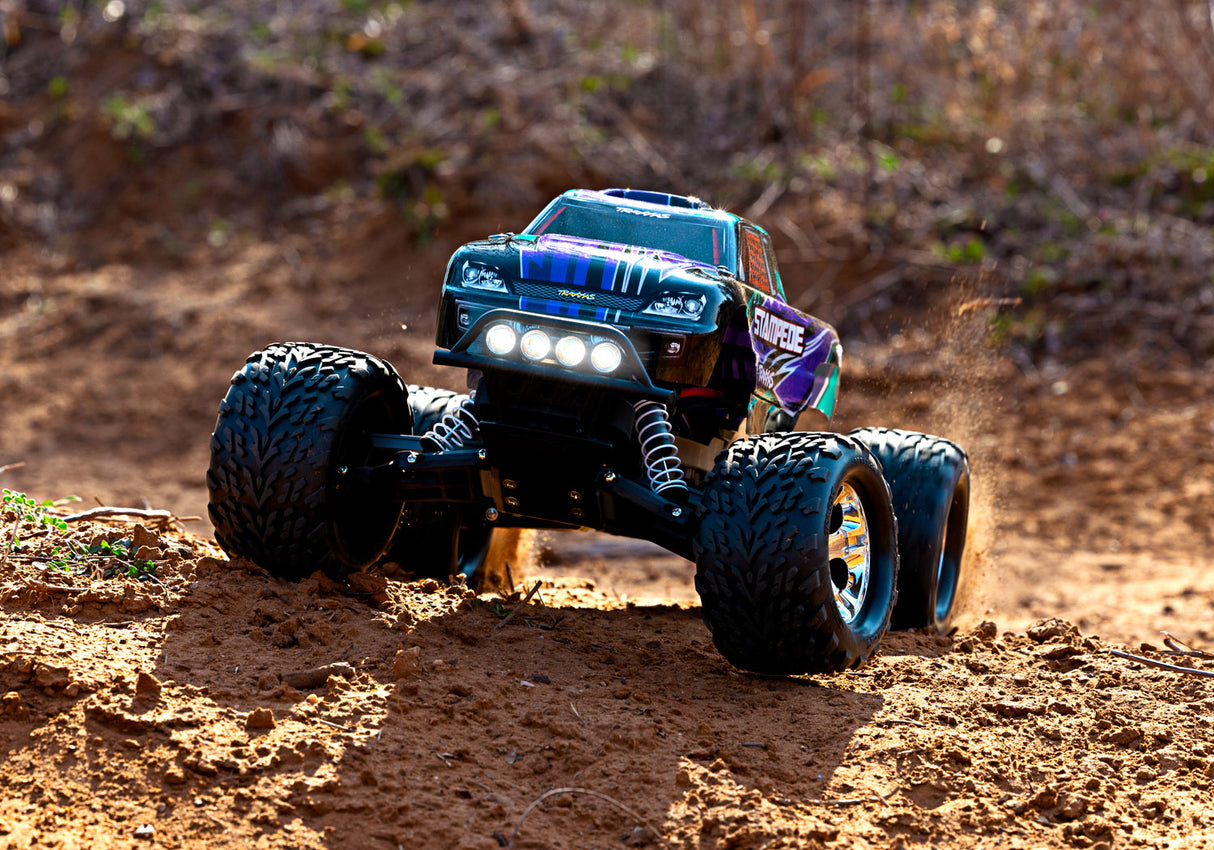 Traxxas Stampede 2WD m. LYS, batteri og lader