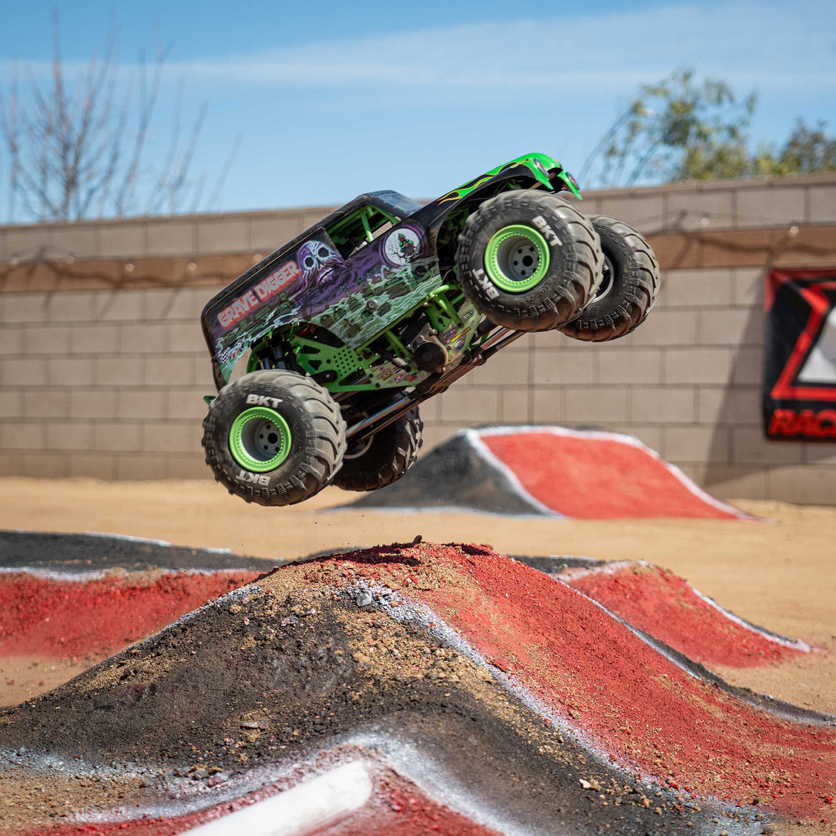 LMT 2.0: 4wd Solid Axle Monster Truck RTR - Grave Digger