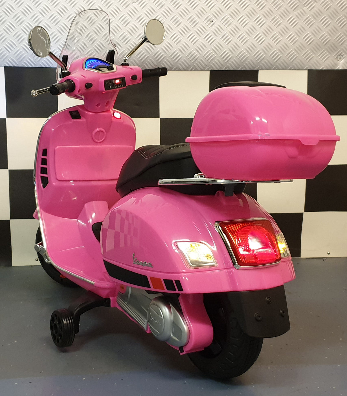 Vespa GTS children's scooter Pink 12 volts with windshield
