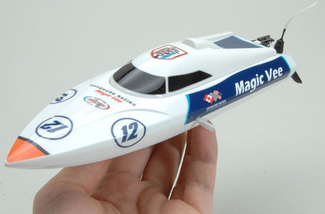 Magic Vee v5 - fed lille fjernstyret båd