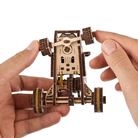 UGEARS Desert Buggy i hænderne – modellen er kun 10,5 cm lang