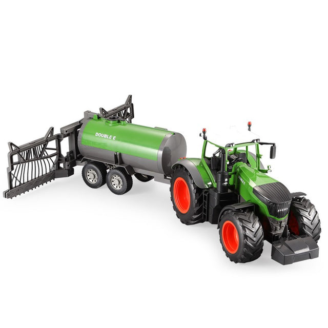 Stor fjernstyret traktor med sprøjtevogn