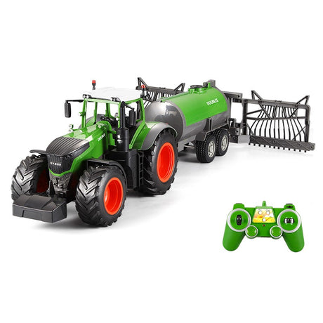 Stor fjernstyret traktor med sprøjtevogn
