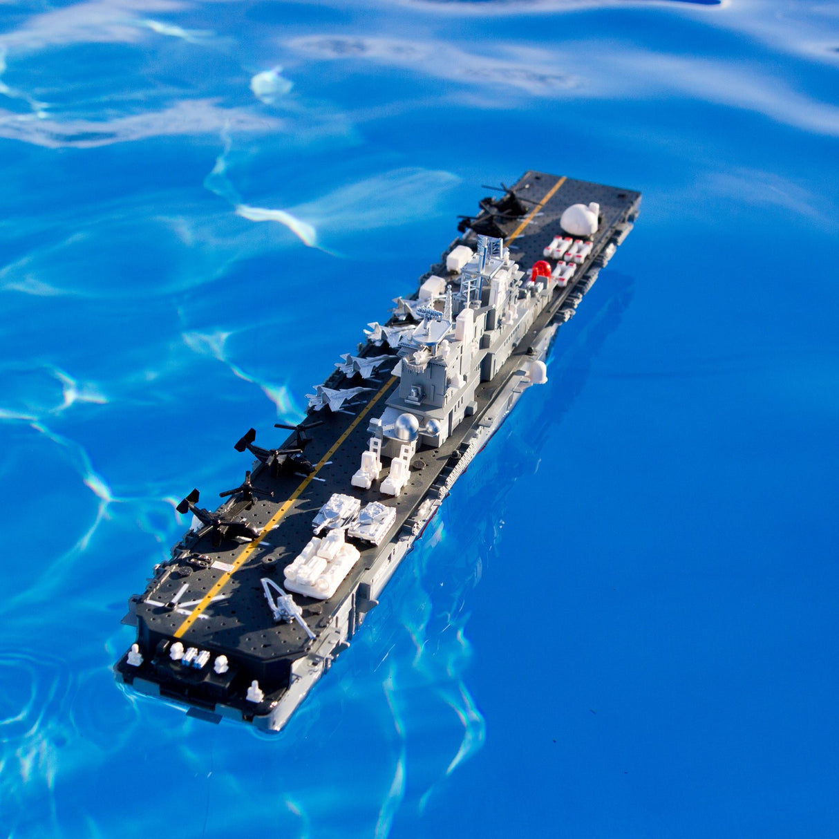 Stort fjernstyret helikopter-hangarskib