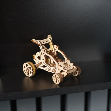 UGEARS Desert Buggy udstillet på sort hylde