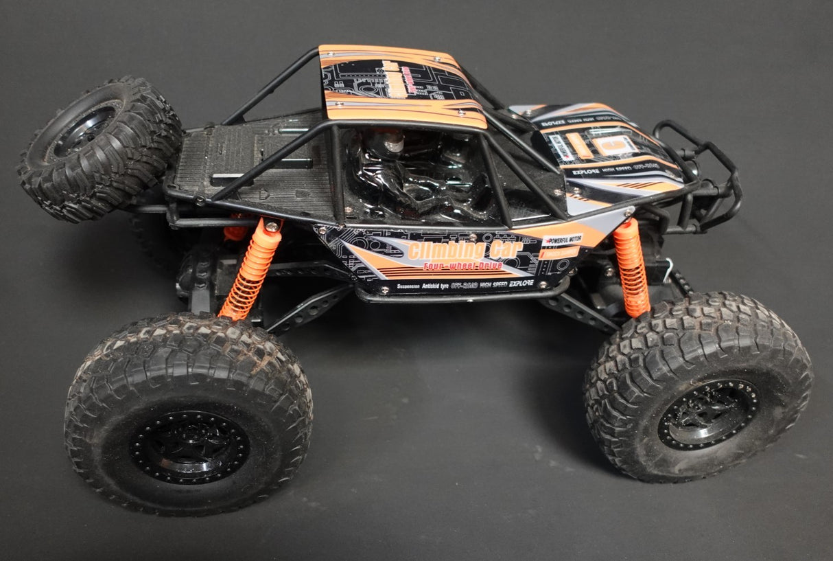 Super Offroader bil med 4WD trækker på alle 4 dæk!
