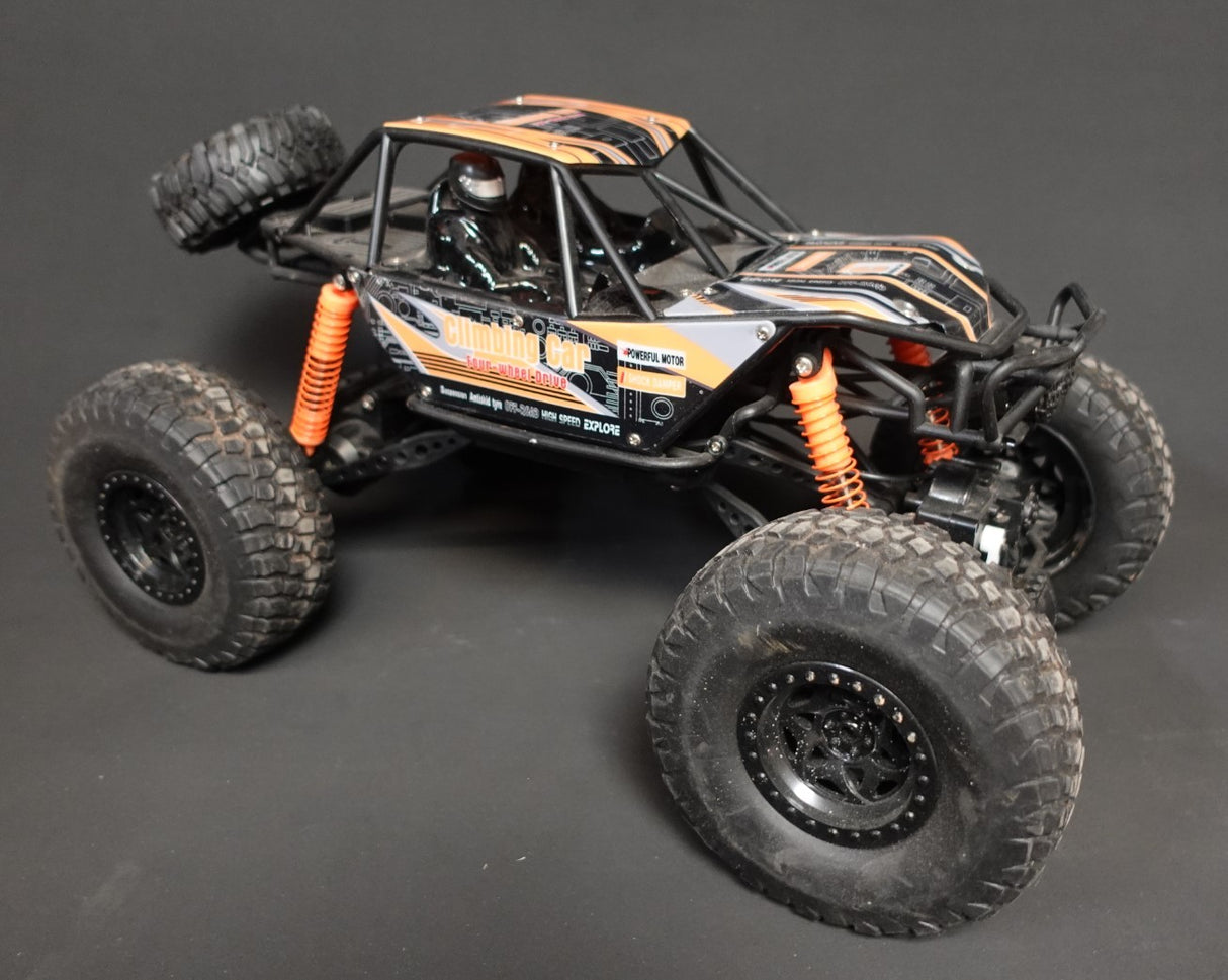 Super Offroader bil med 4WD trækker på alle 4 dæk!