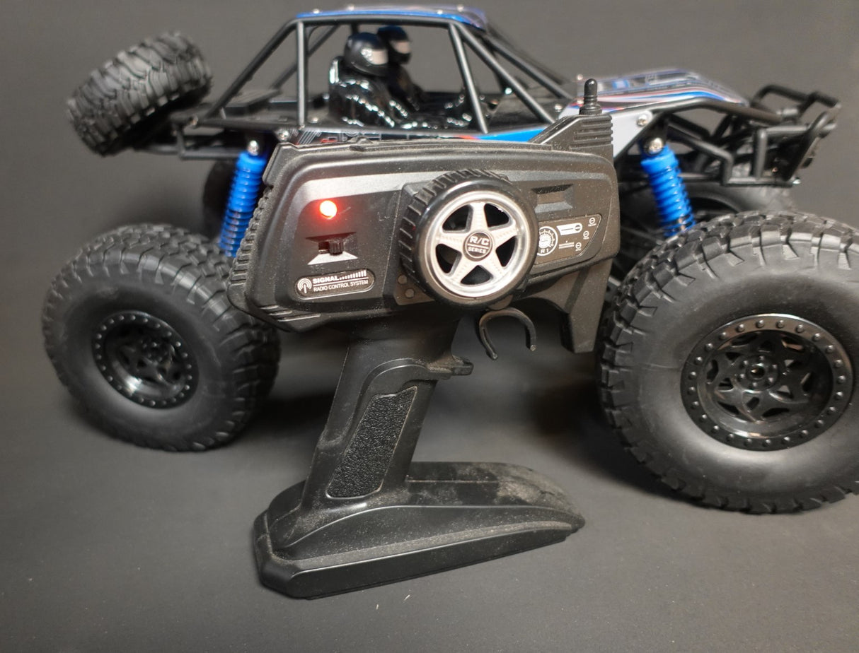 Super Offroader bil med 4WD trækker på alle 4 dæk!