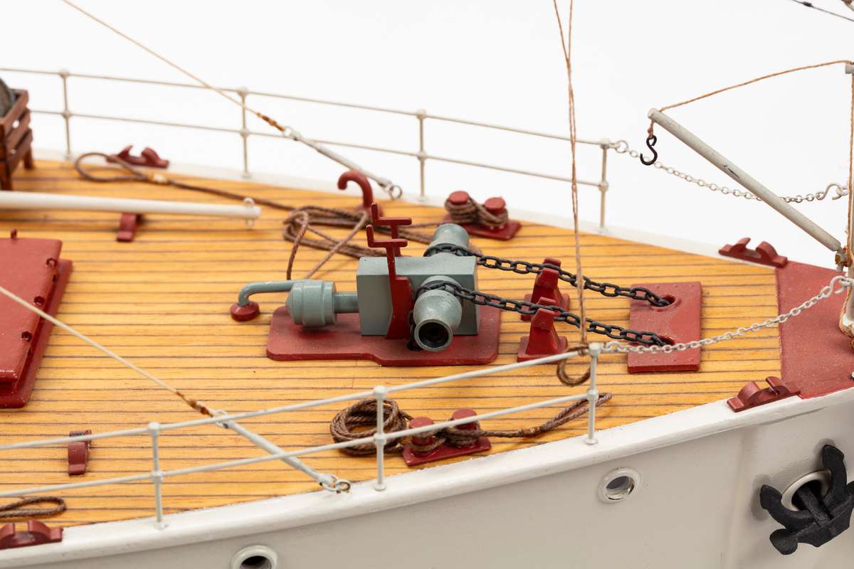 1:45 Calypso plastic hull (red hat edition) Photo