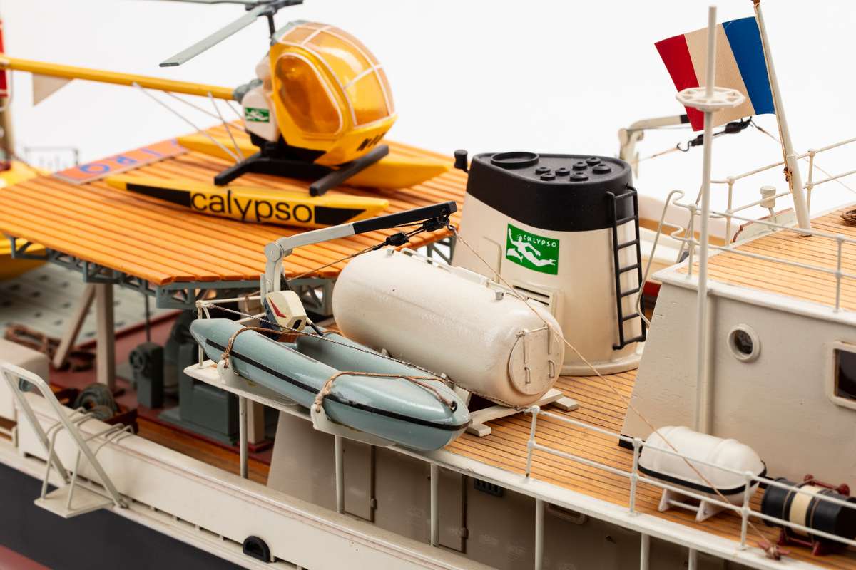 1:45 Calypso plastic hull (red hat edition) Photo